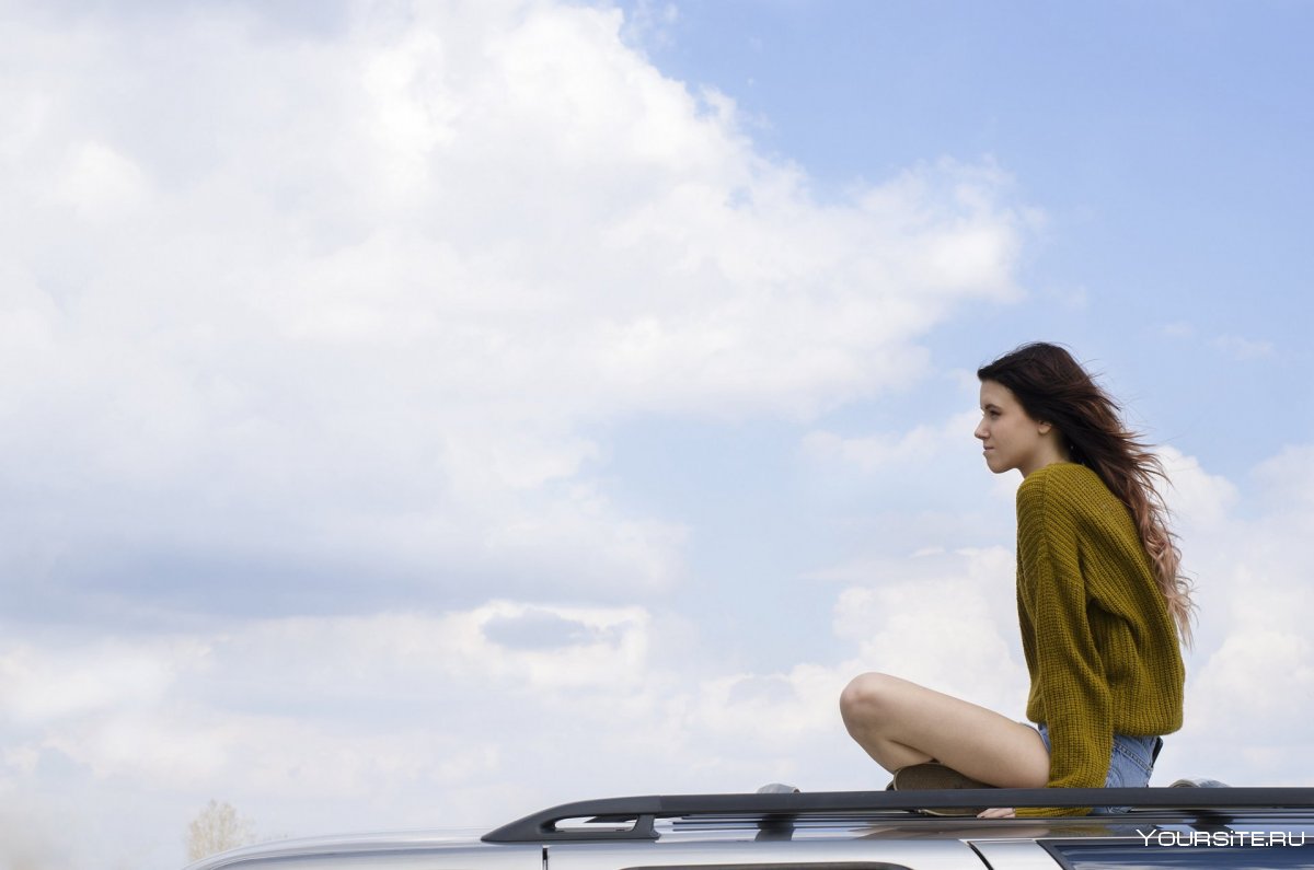 Девушка на крыше автомобиля