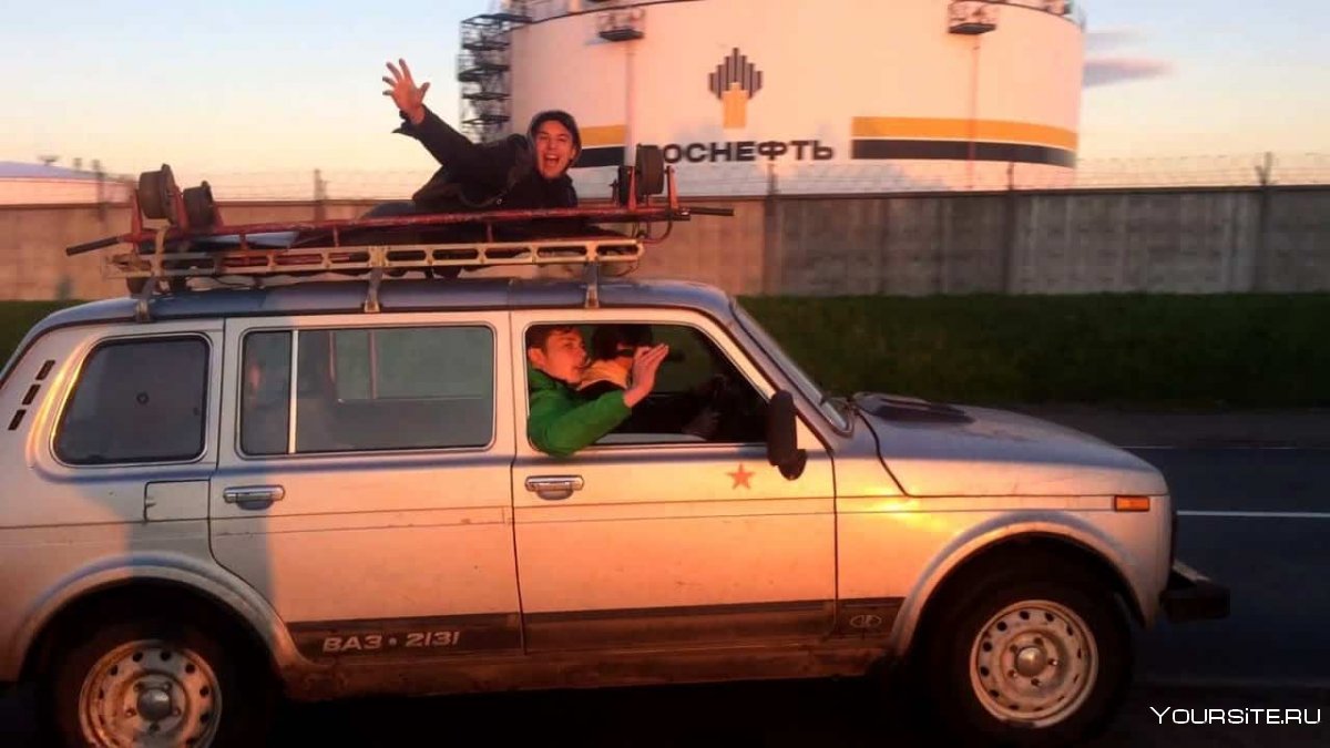 Человек на крыше автомобиля