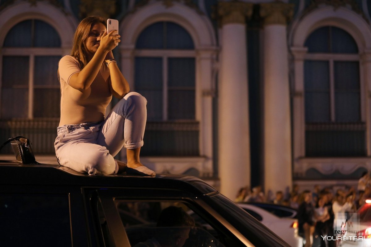 Фотосессия на крыше машины