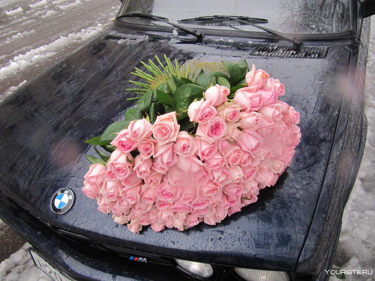 Букет цветов на капоте машины