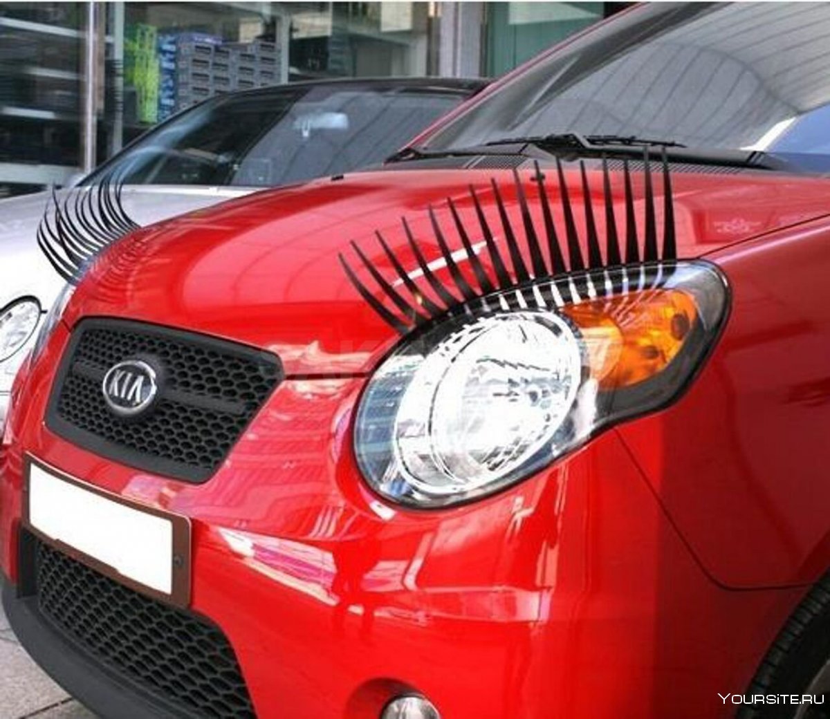 Машина с ресничками