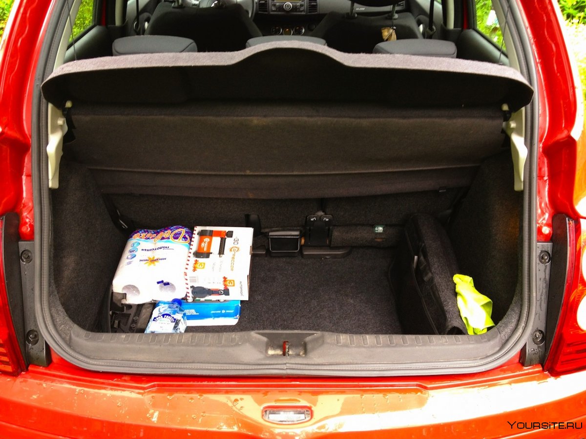 Nissan Micra открытый багажник