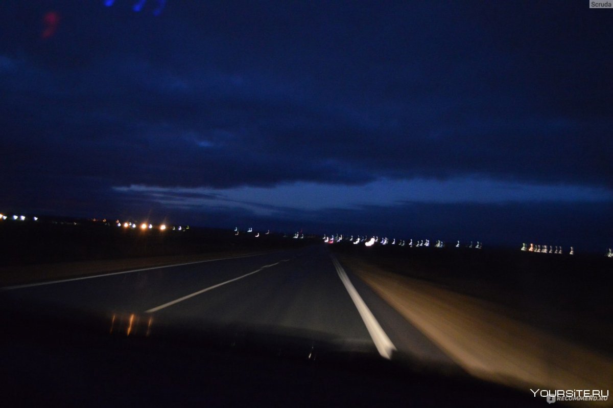 Ночная дорога из окна машины