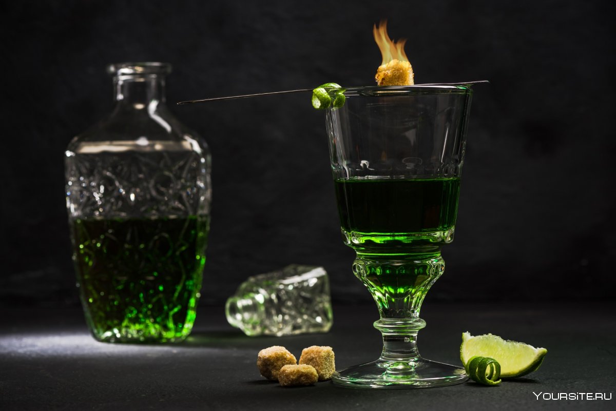 Зеленый алкогольный напиток абсент