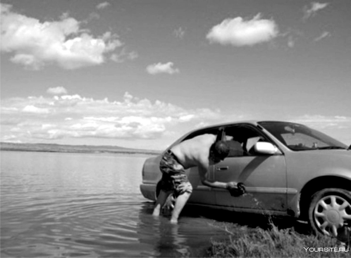 Автомобиль на берегу озера
