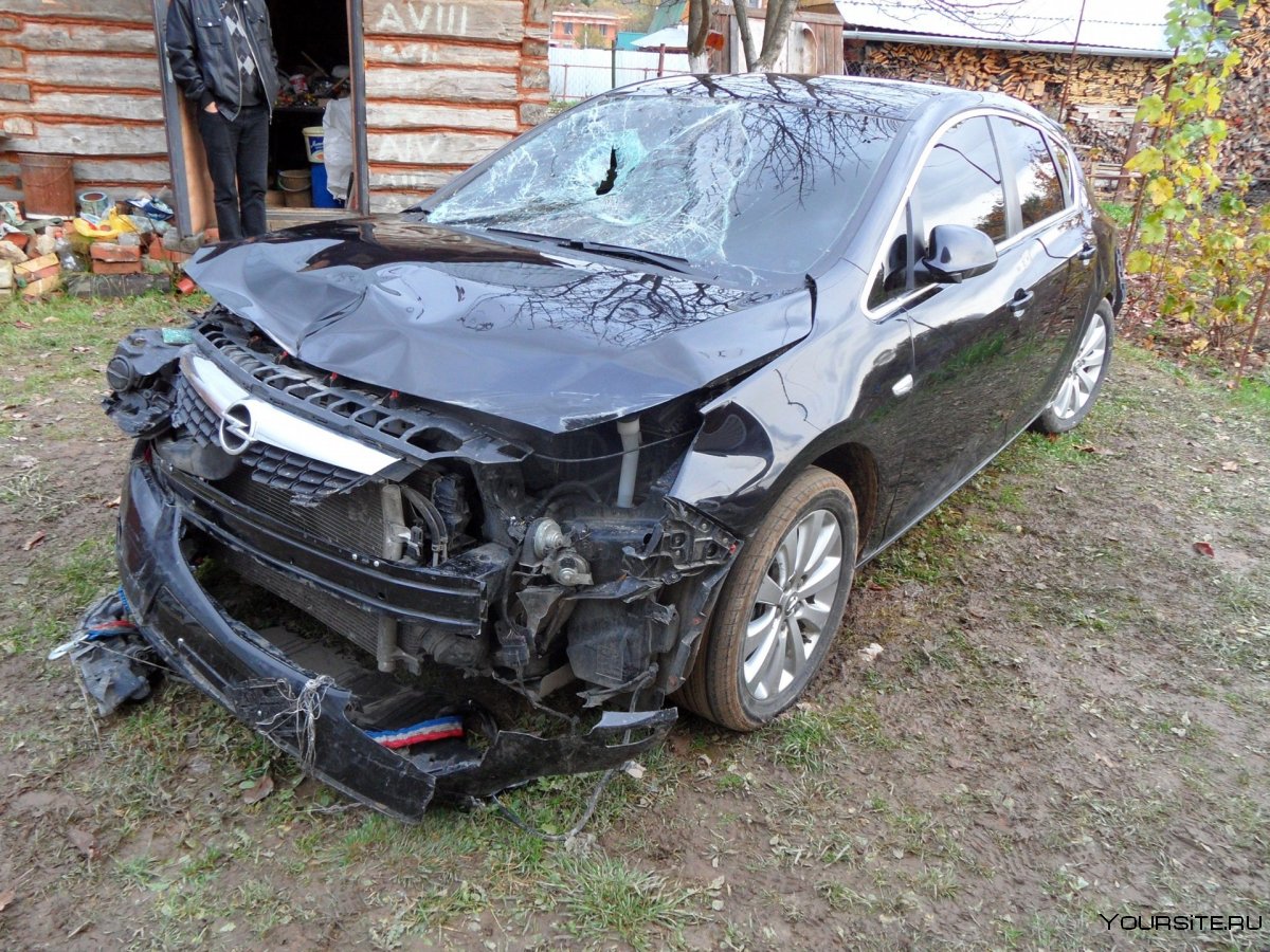 Разбитый Opel Astra черный
