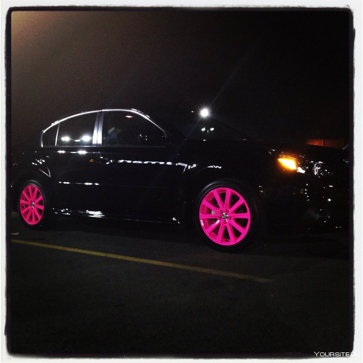 Розовые диски на черной машине