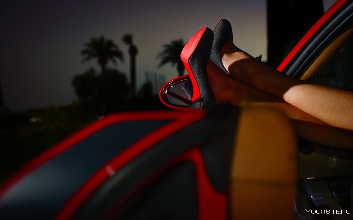 Красные туфли из машины