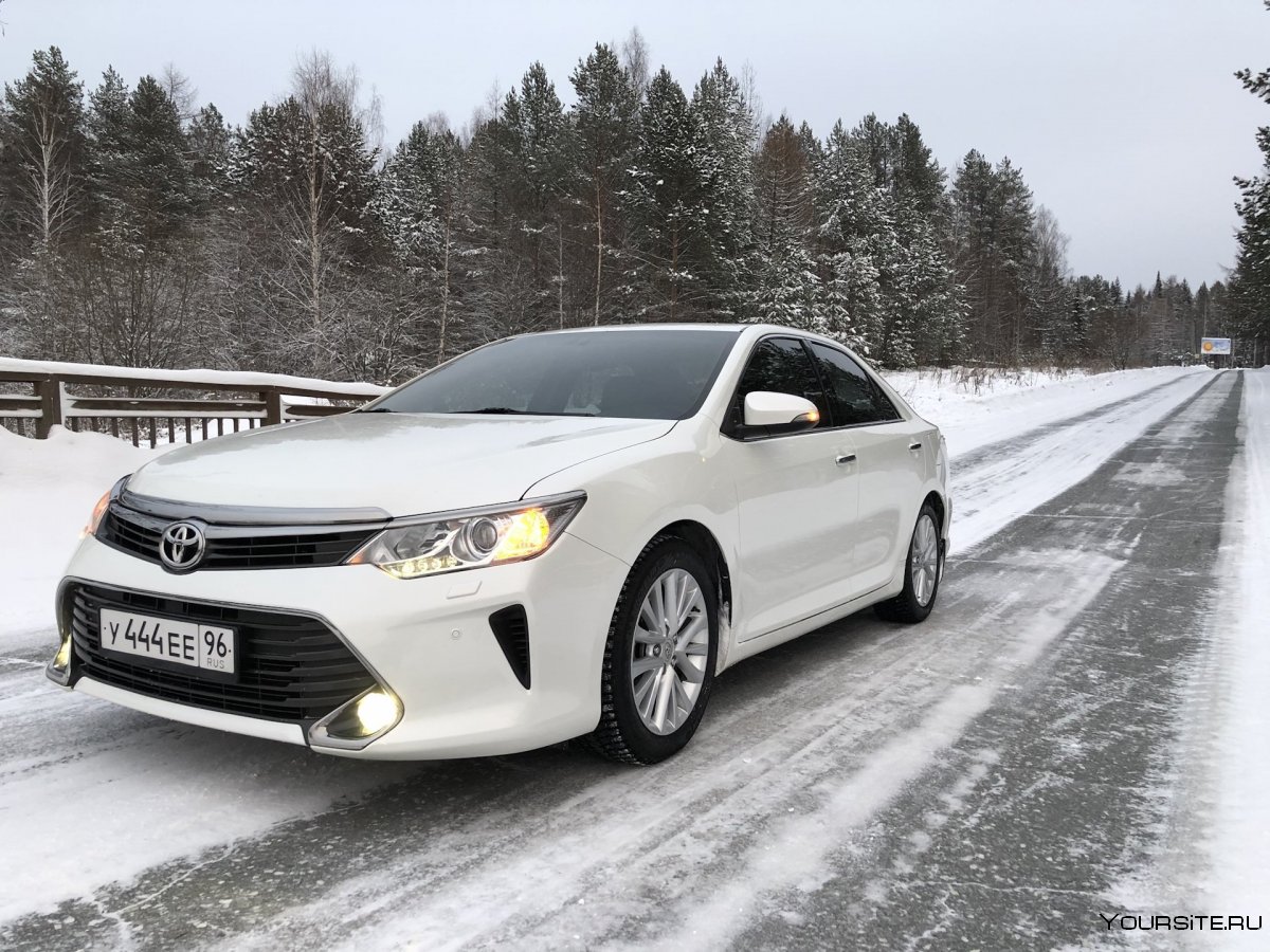 Toyota Camry 2016 желтая