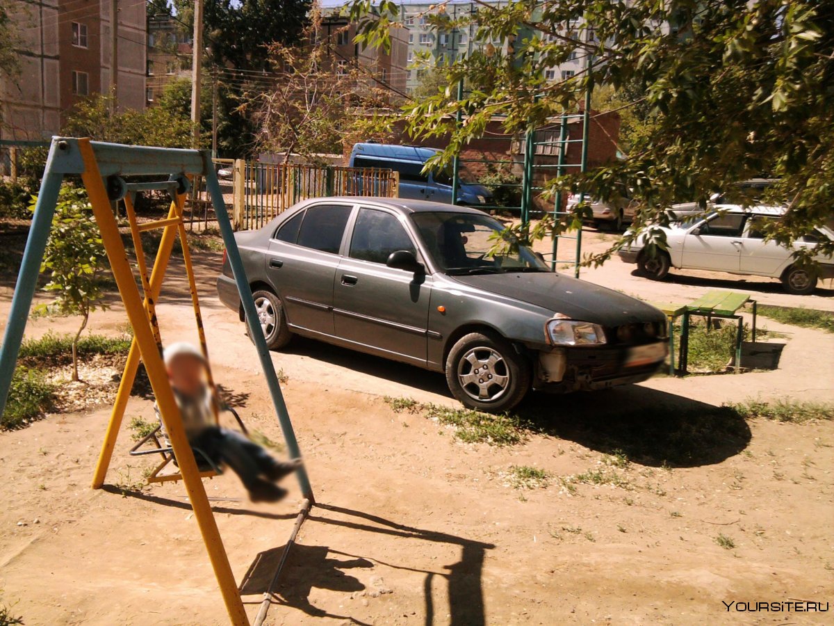 Авто на детской площадке