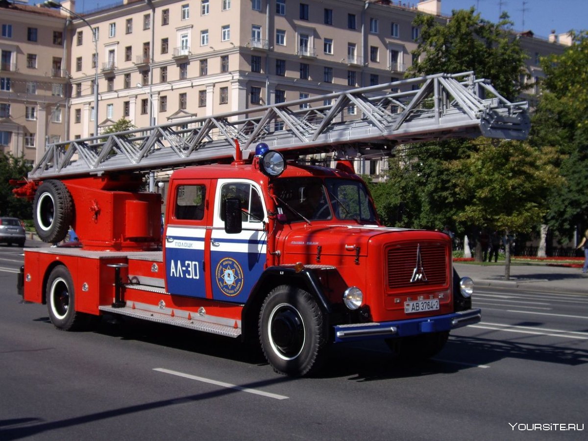 Красная пожарная машина