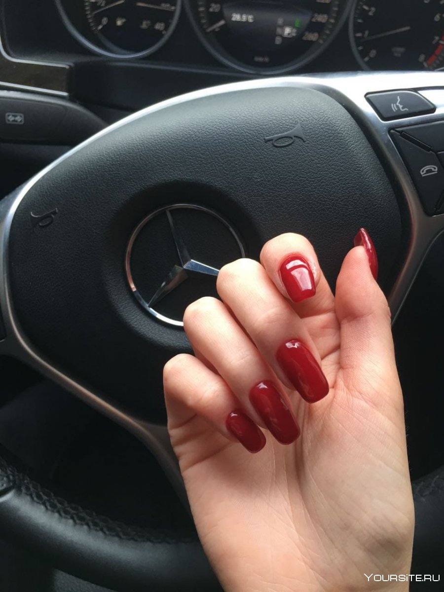 Красные ногти на руле