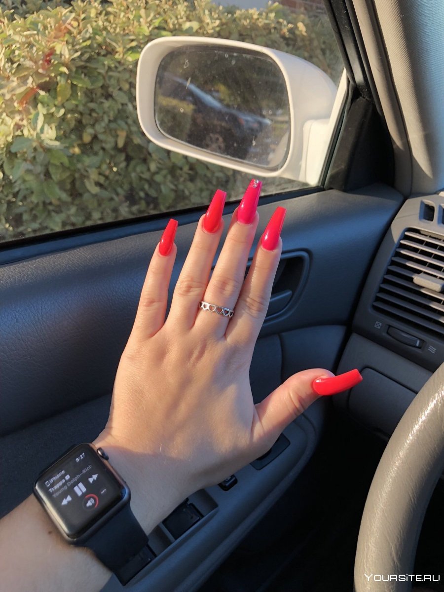 Красивые ногти на фоне руля автомобиля