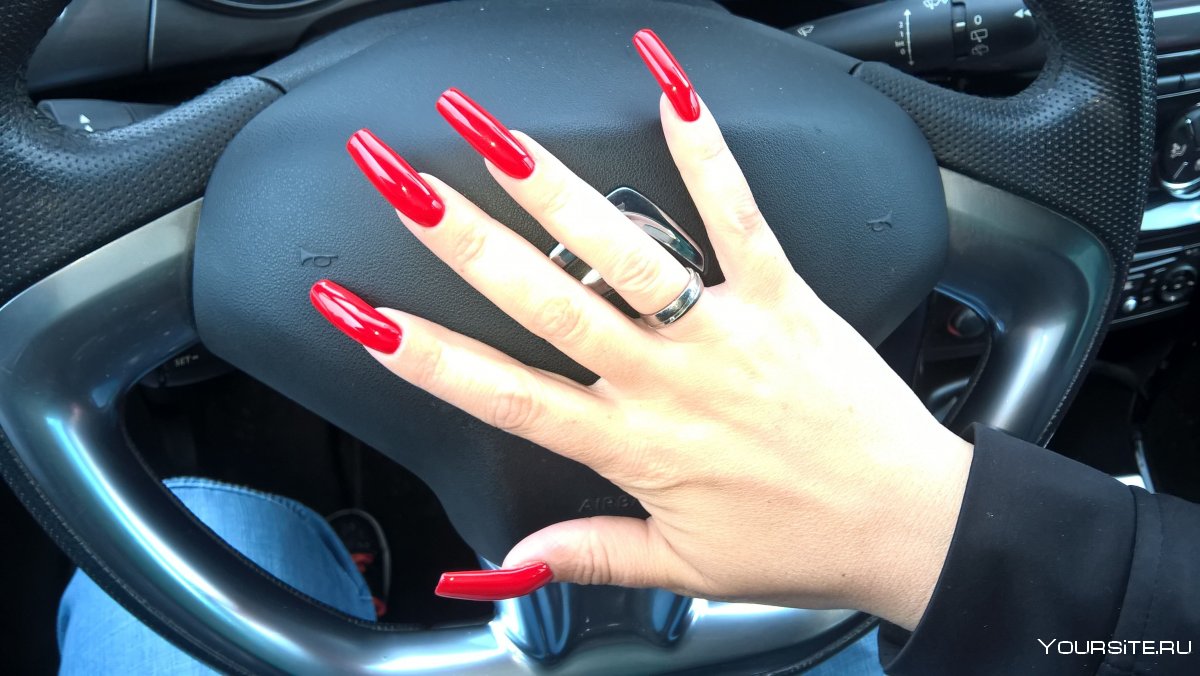Красивые ногти в машине