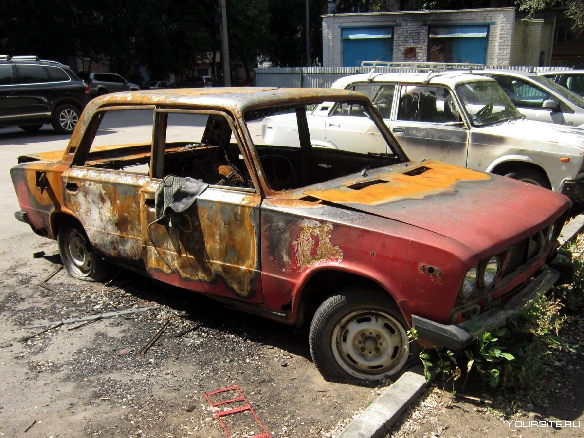 Старый автомобиль развалюха