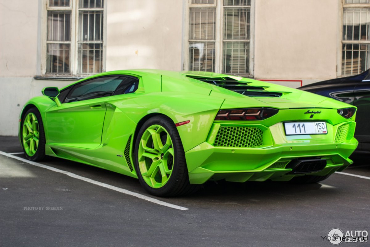 Зеленая Lamborghini Aventador LP 700