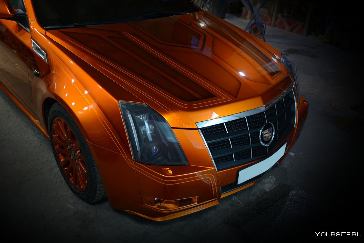 Зеркальный оранжевый автомобиль