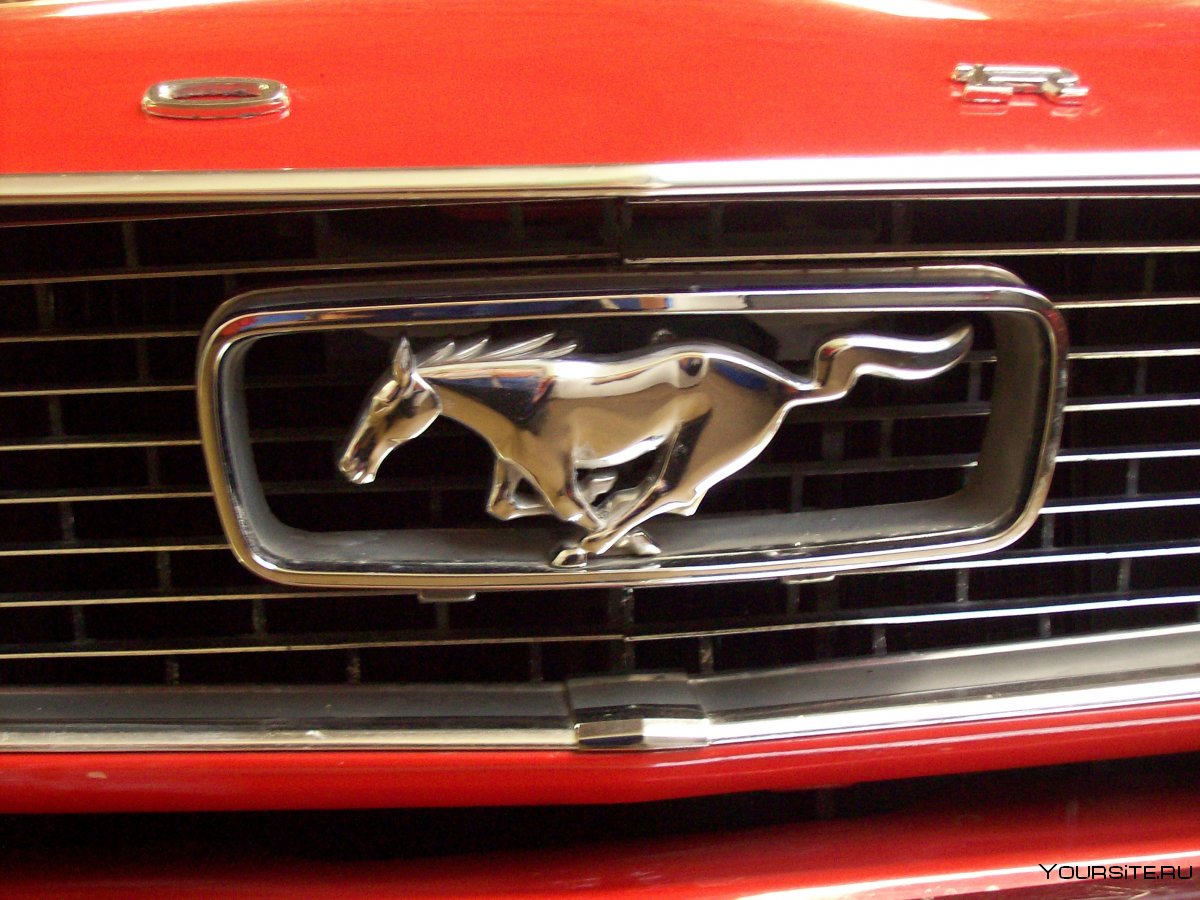 Машина с логотипом лошади