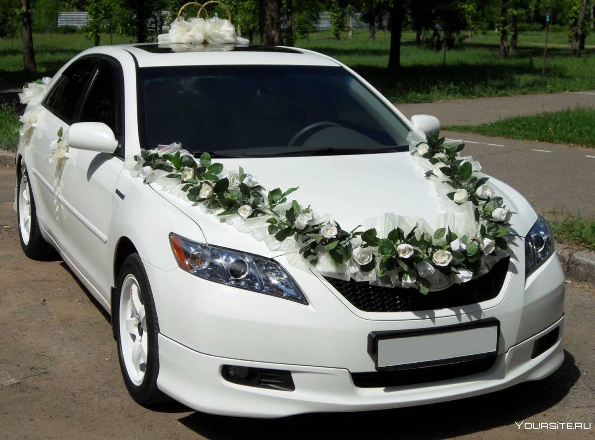 Украшение белого авто на свадьбу