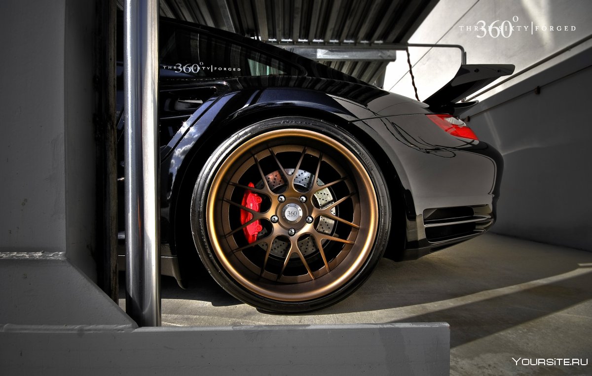 Porsche 911 2021 черный с золотыми дисками