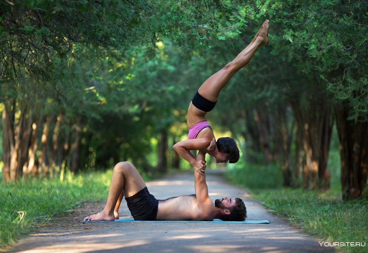 Поза для двоих йога легкие интимные