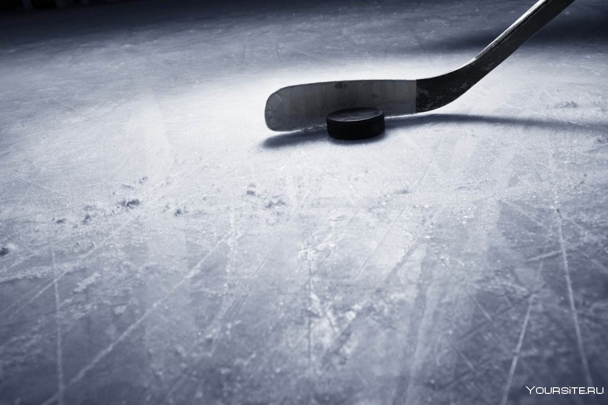 Хоккейная клюшка на льду