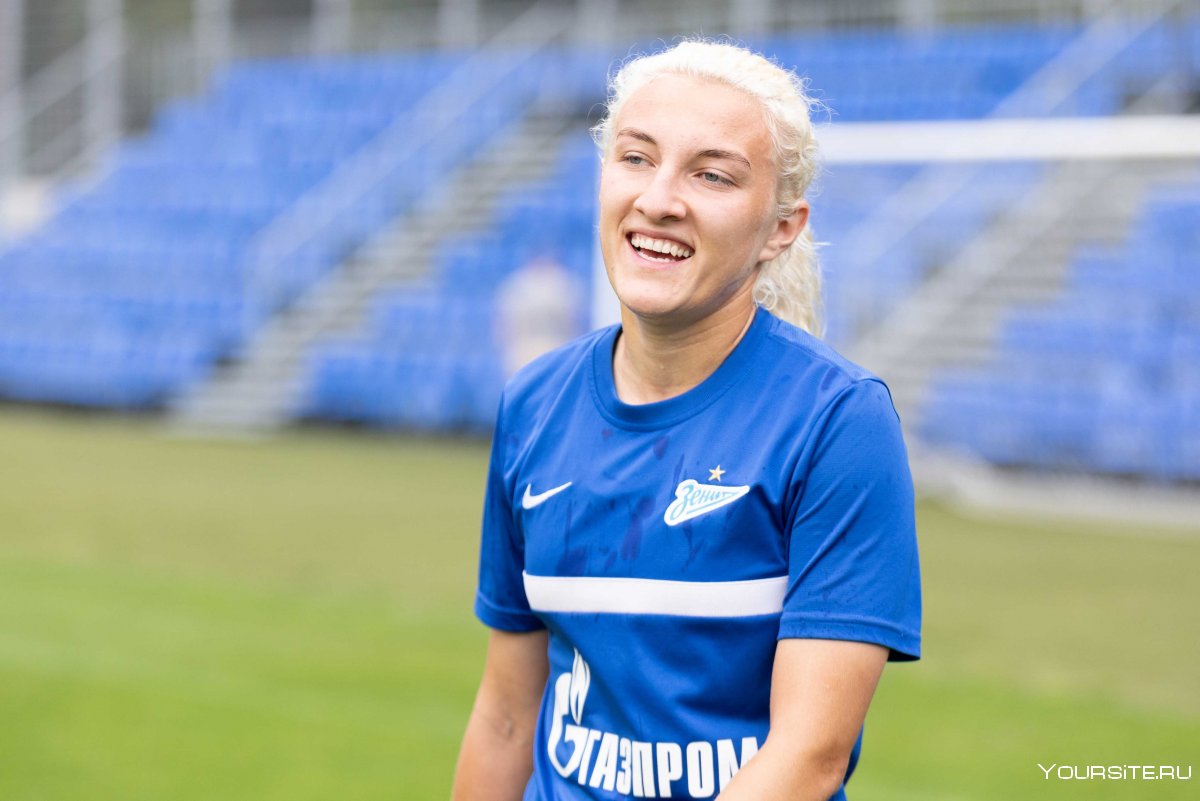 Алиша Лехман футболистка