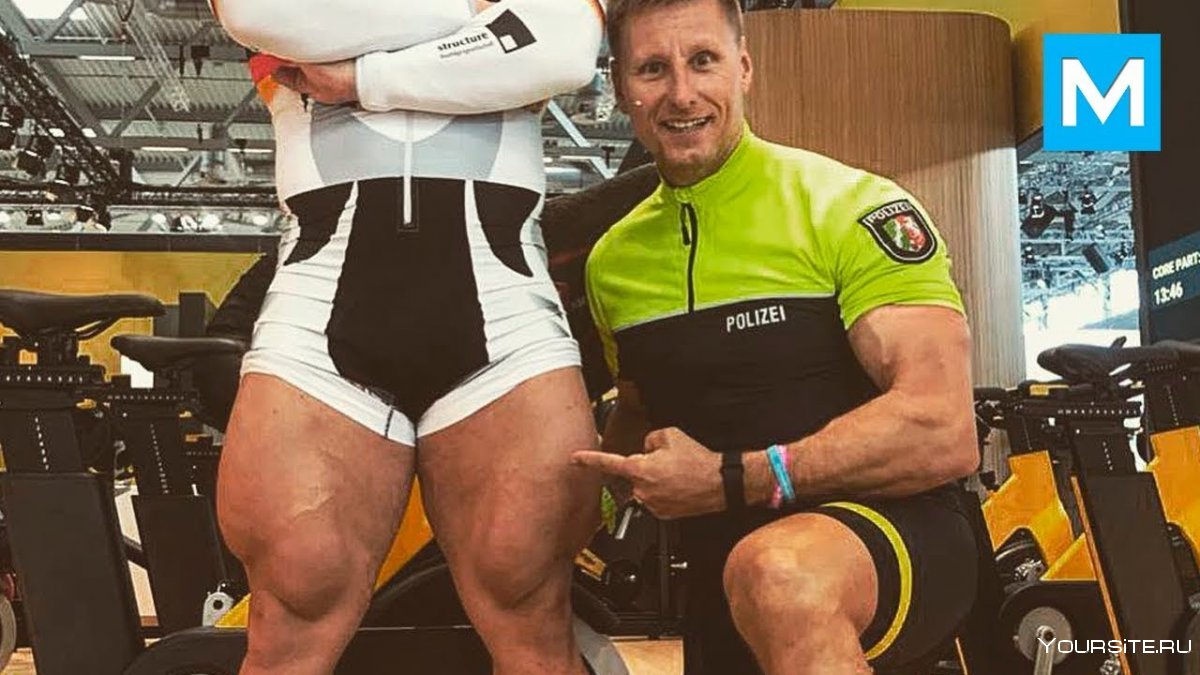 Велосипедистка с накаченными ногами