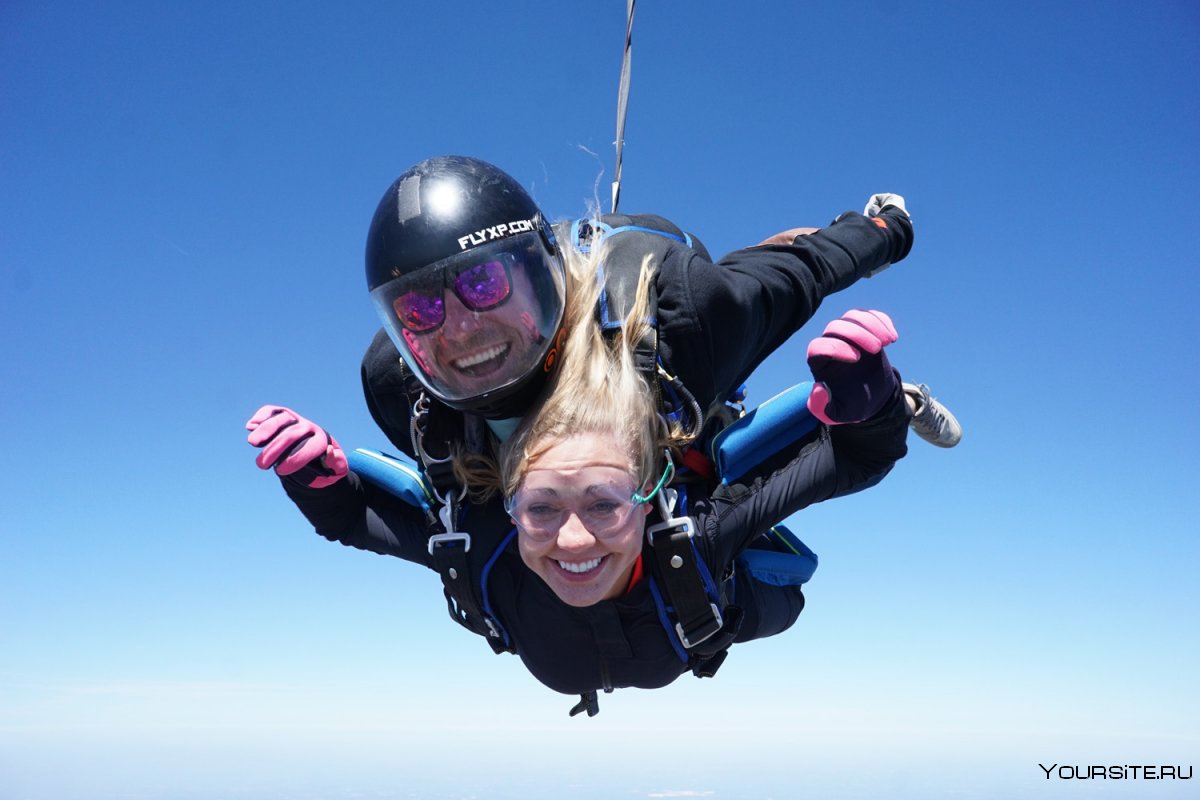 Блондинка прыжок с парашютом