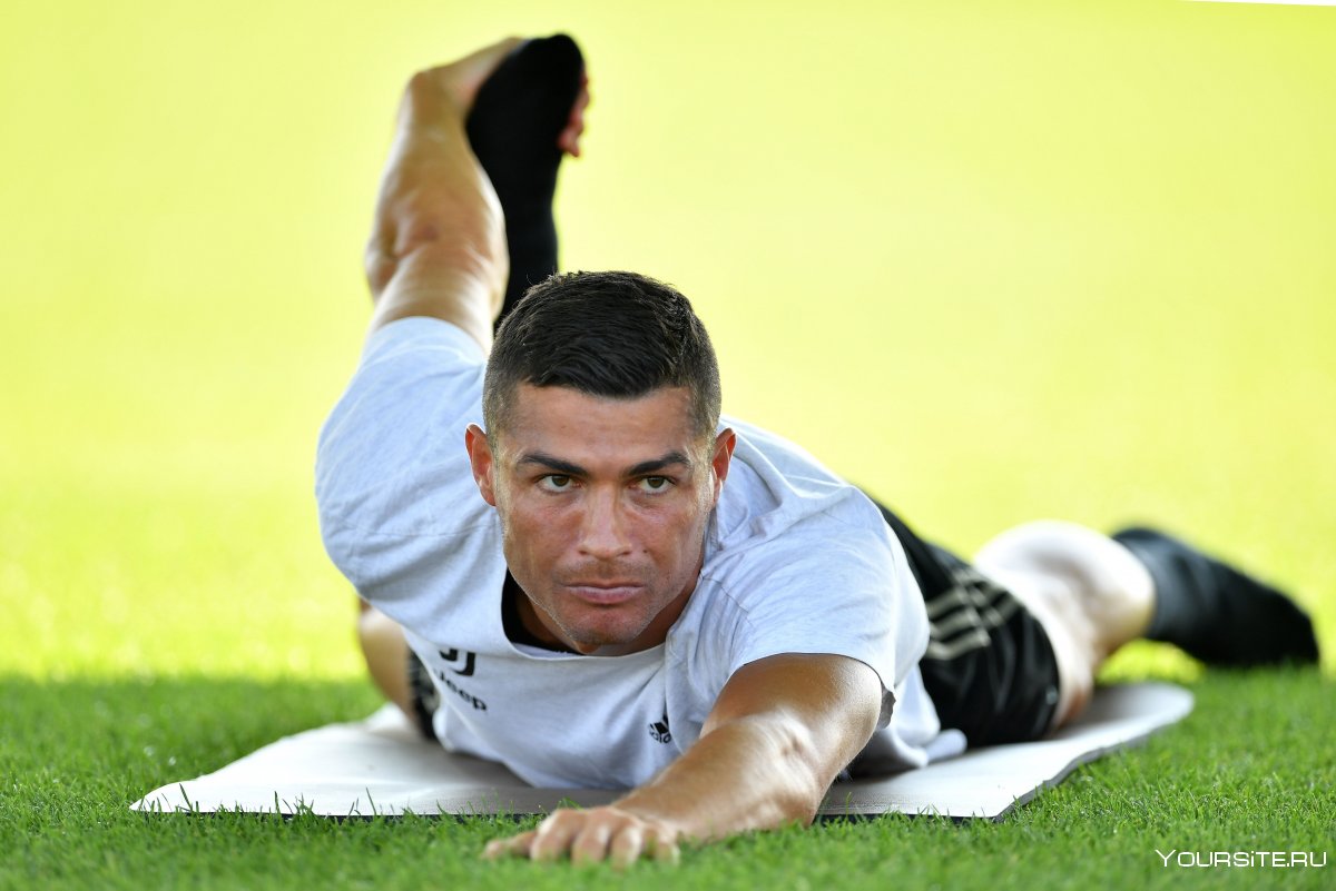 Криштиану Роналду тренируется