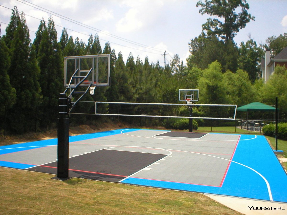 Баскетбольная площадка во дворе