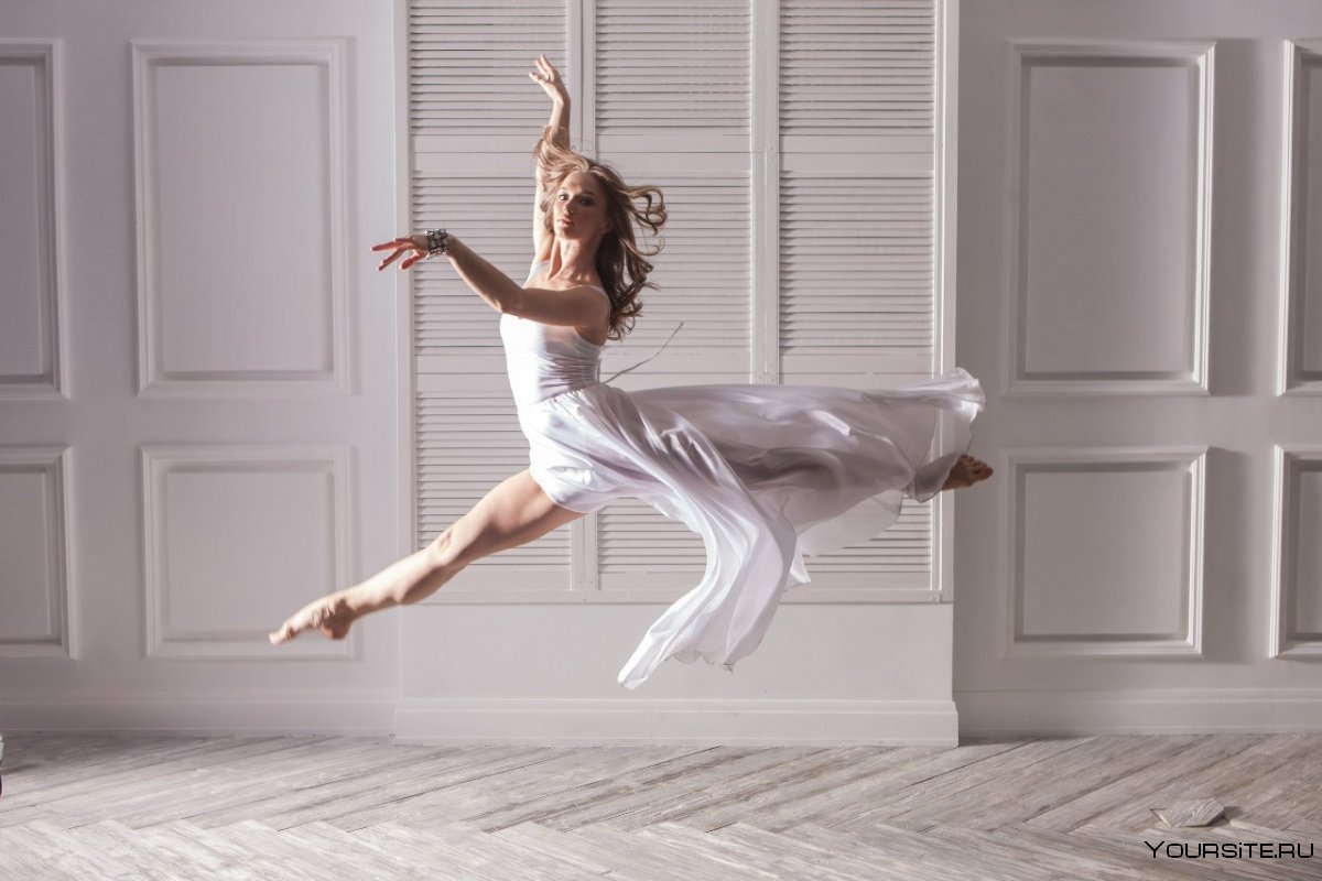 Танцовщица в прыжке