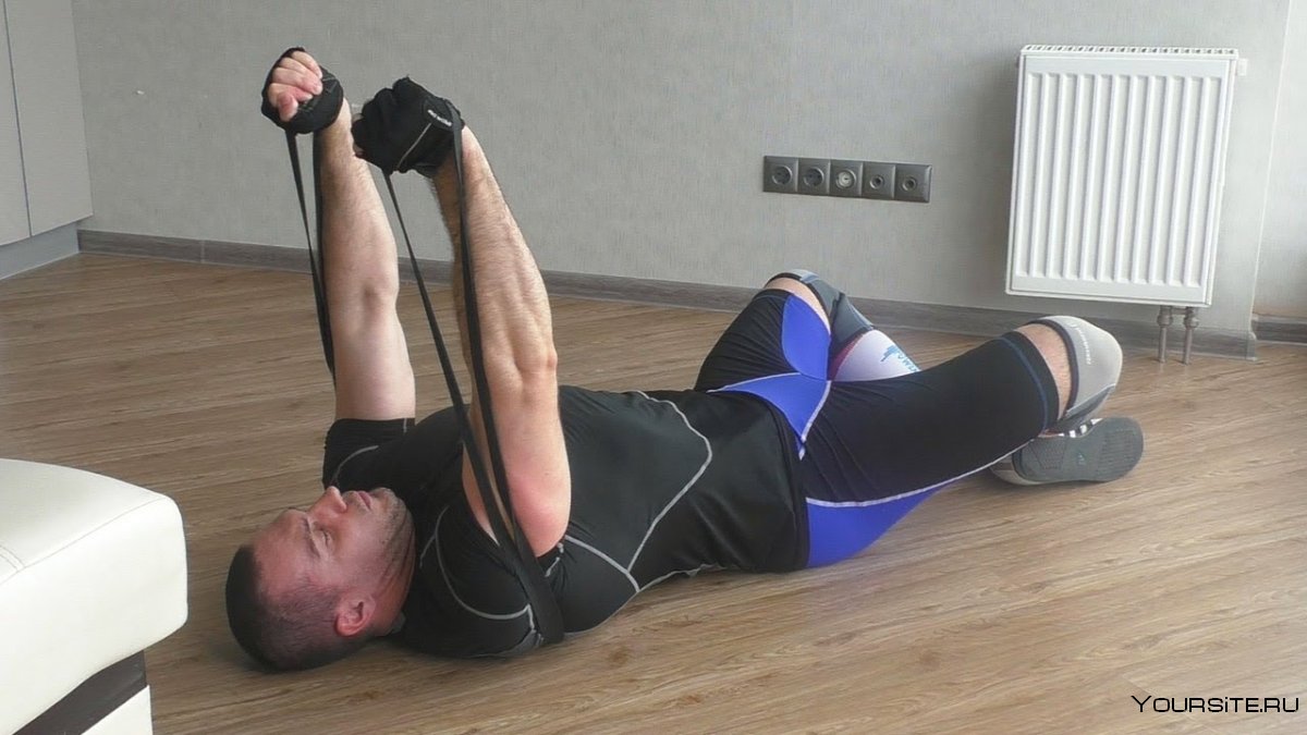 Упражнения с резинкой лежа