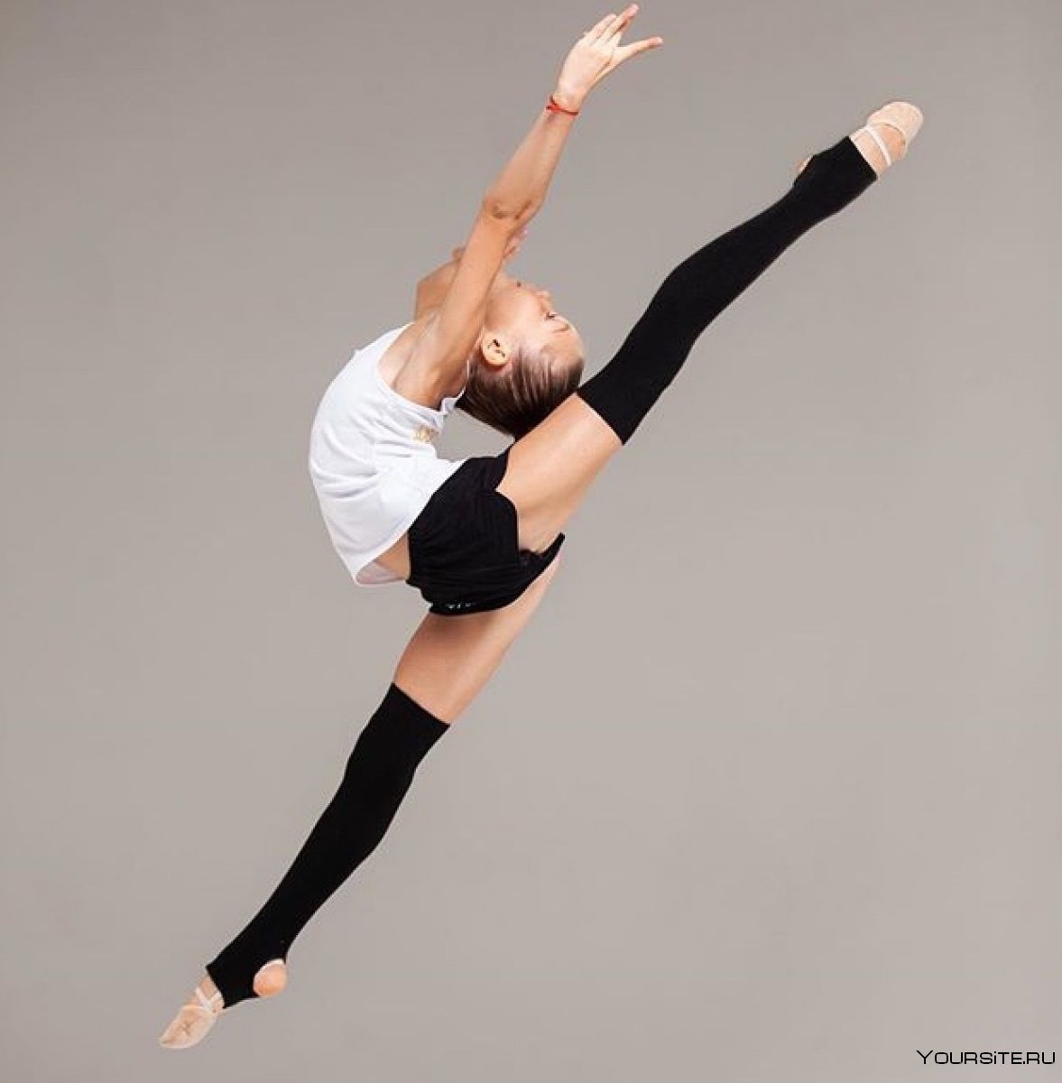 Александра Солдатова гимнастка тренируется