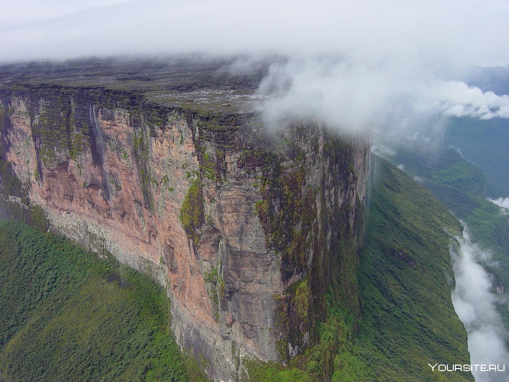 Самый высокий водопад гвианском плоскогорье. Столовая гора Рорайма. Тепуи Рорайма. Гора Рорайма, Южная Америка. Венесуэла плато Рорайма.