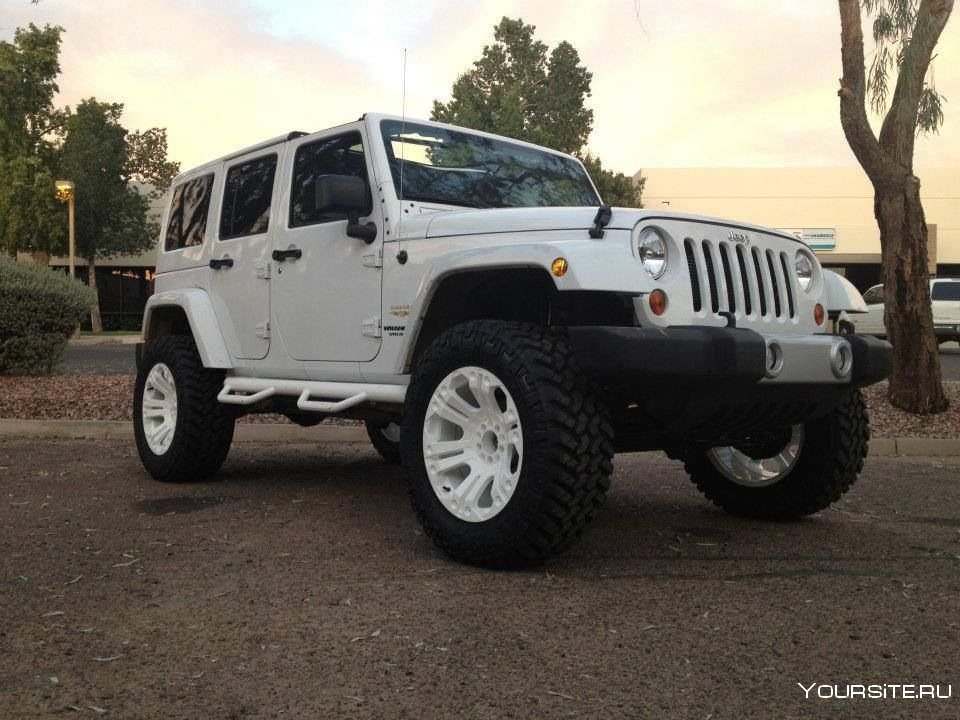 Jeep Wrangler Sahara Unlimited оранжевый