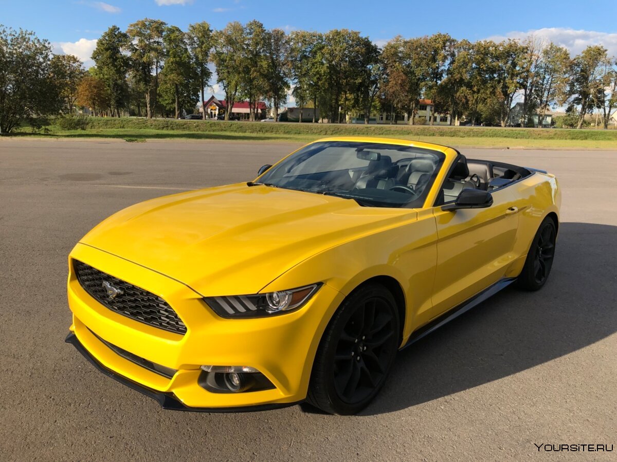 Ford Mustang Cabriolet жёлтый