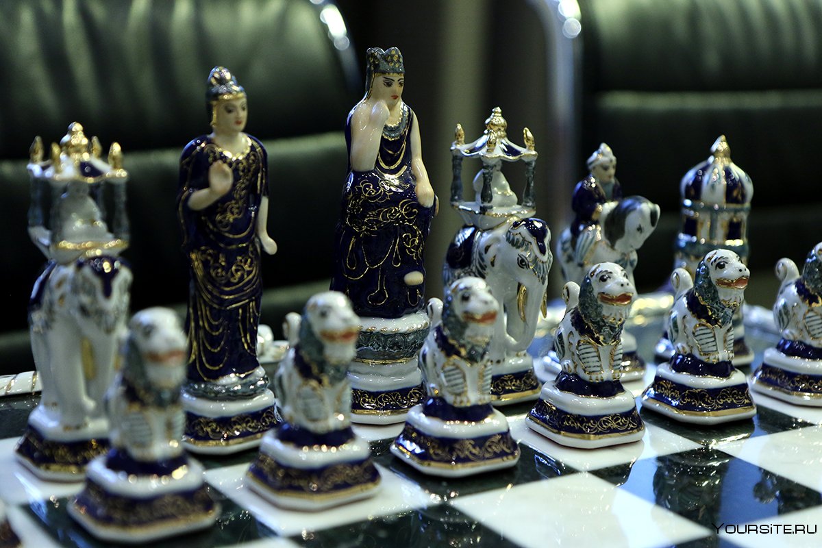 Индийская культовая игра - загадочные шахматы, изобразители богов и вестников судьбы на доске.