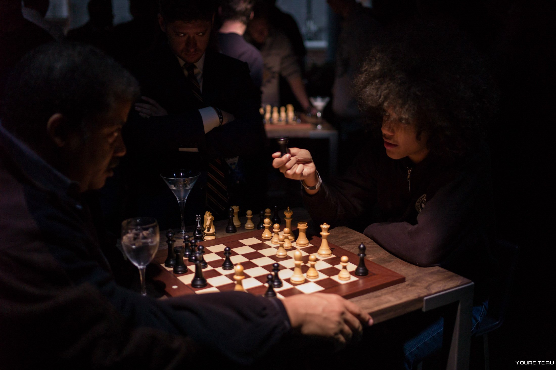 Шахматы играть с людьми со всего света. Игра шахматы Chess. Игры на шахматной доске. Шахматы в темноте.