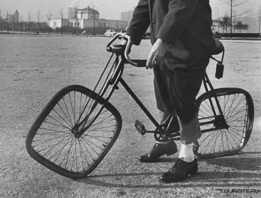 Мальчик на велосипеде с квадратным колесом
