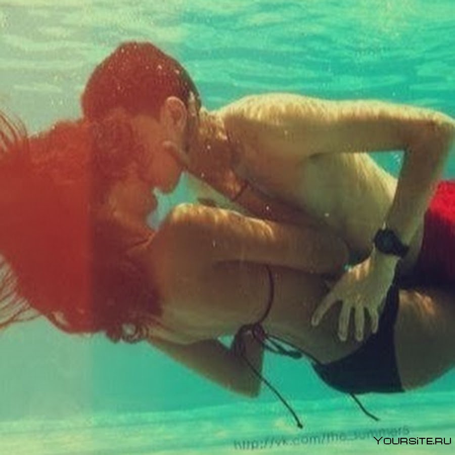 Парень и девушка в бассейне