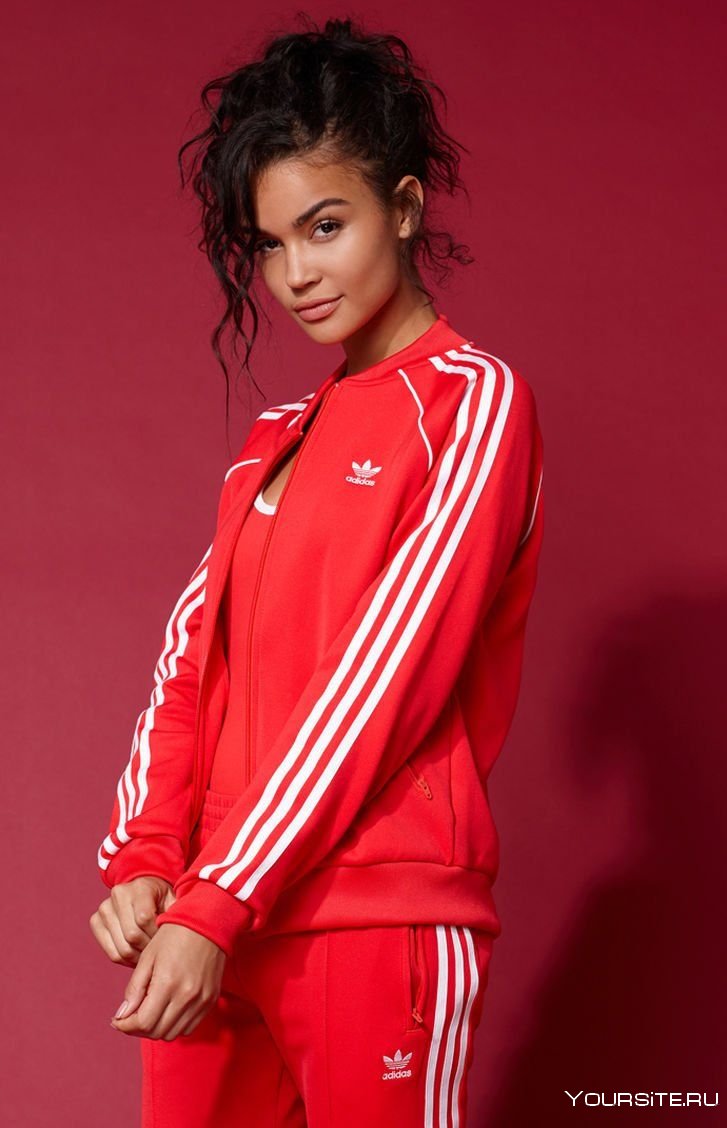 Спортивный костюм улица. Adidas костюм спортивный женский SST. Adidas Tracksuit women. Women adidas Tracksuit 2020. Красный костюм адидас ориджинал женский.