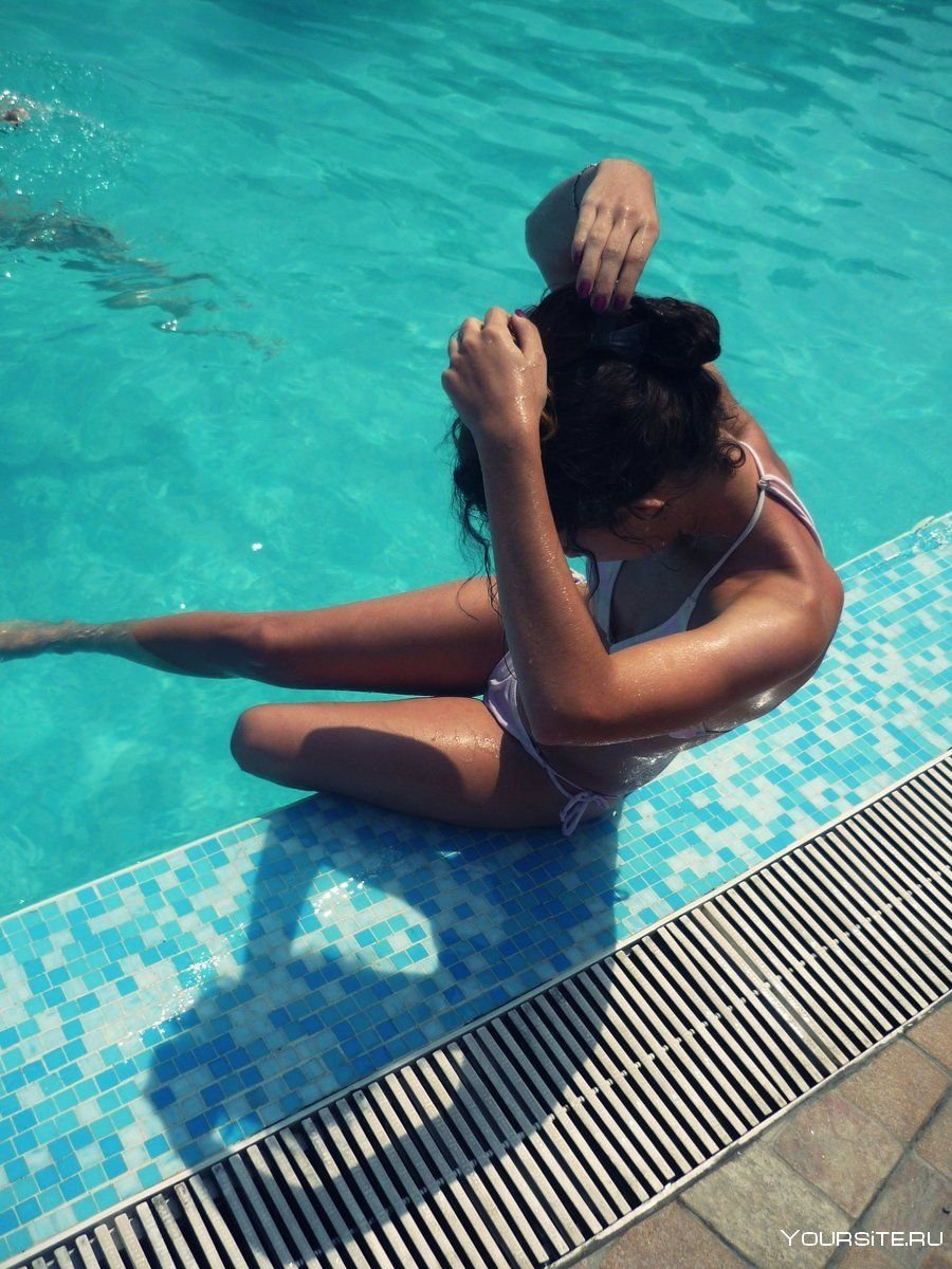 Девушка в бассейне фото со спины