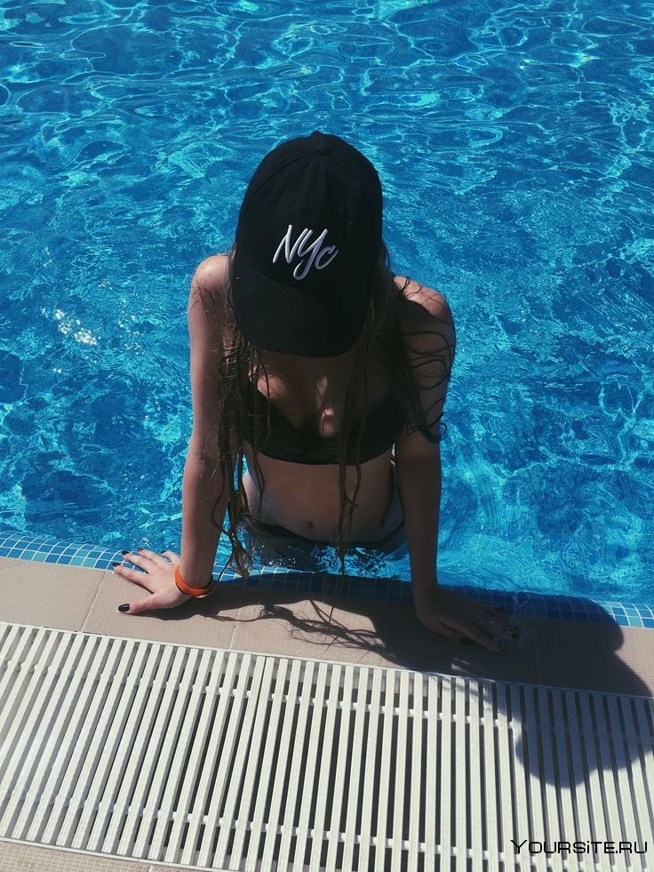 Девушка в бассейне со спины