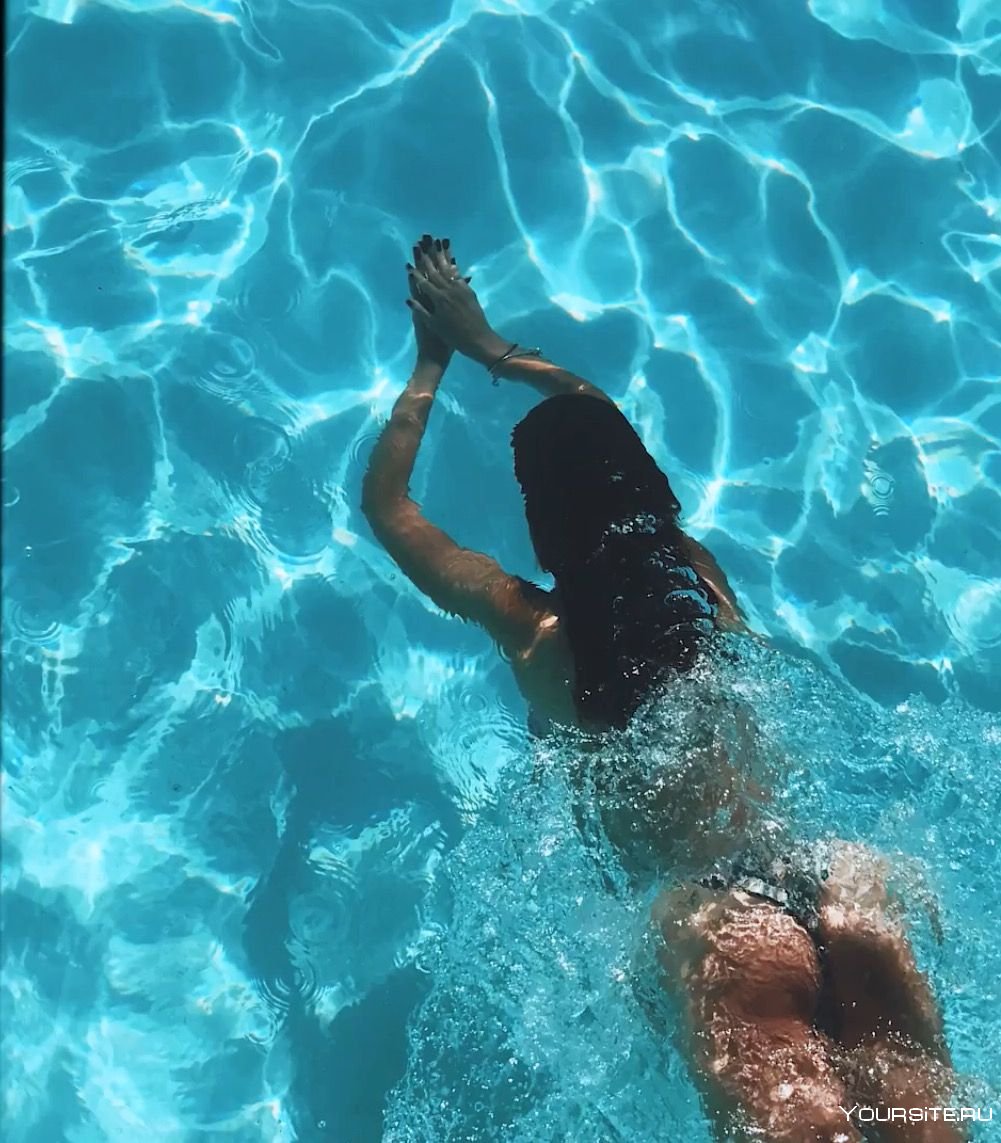 Девушка в бассейне без лица