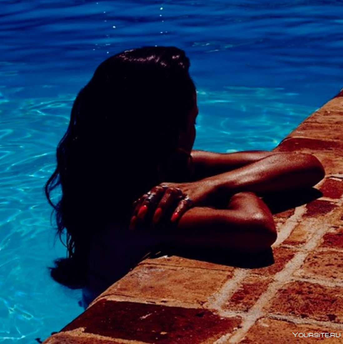 Девушка в бассейне со спины