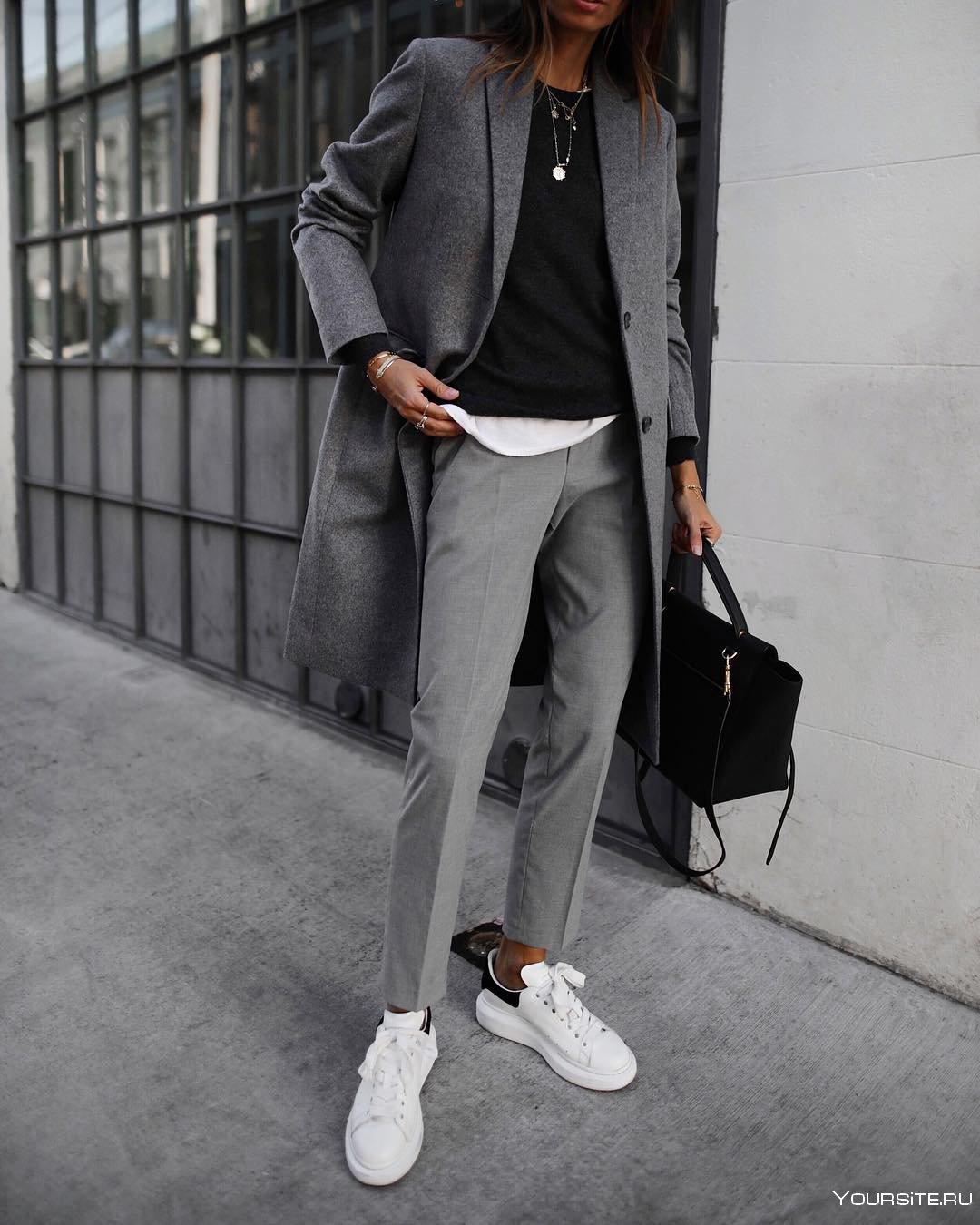 Серый с белым одежда