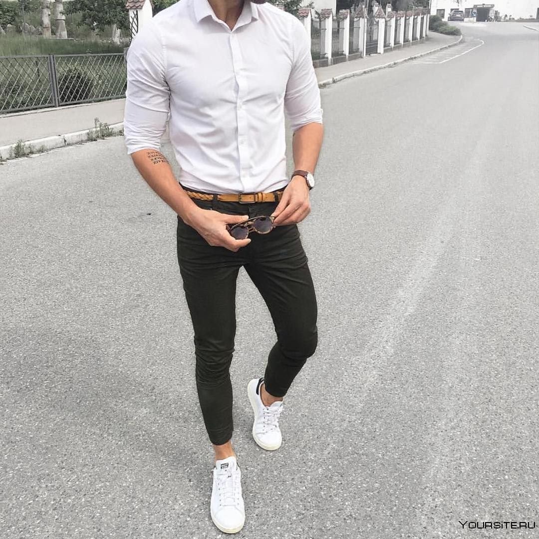 Мужские брюки с белыми кедами