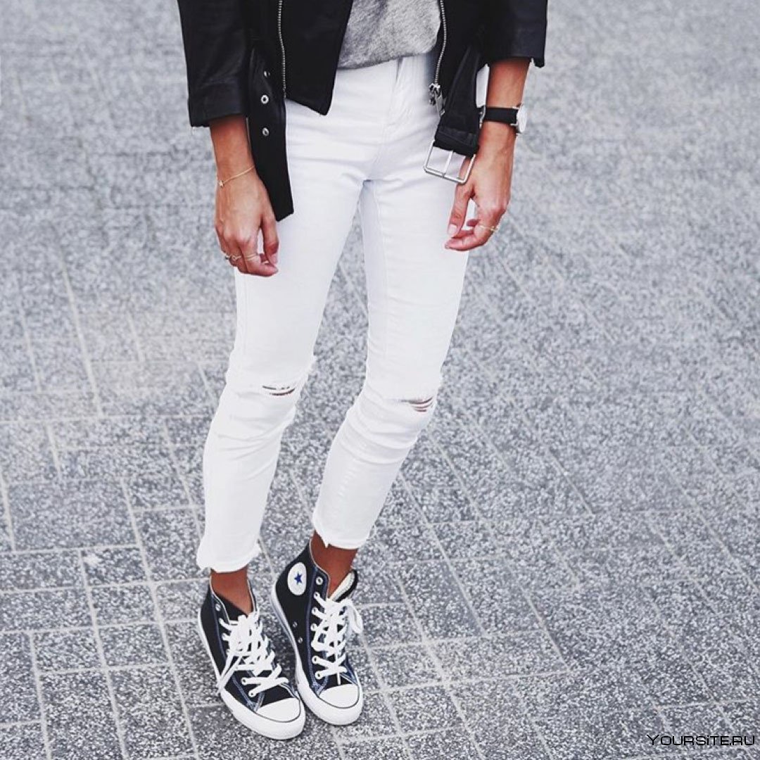 Белые кеды с черными джинсами