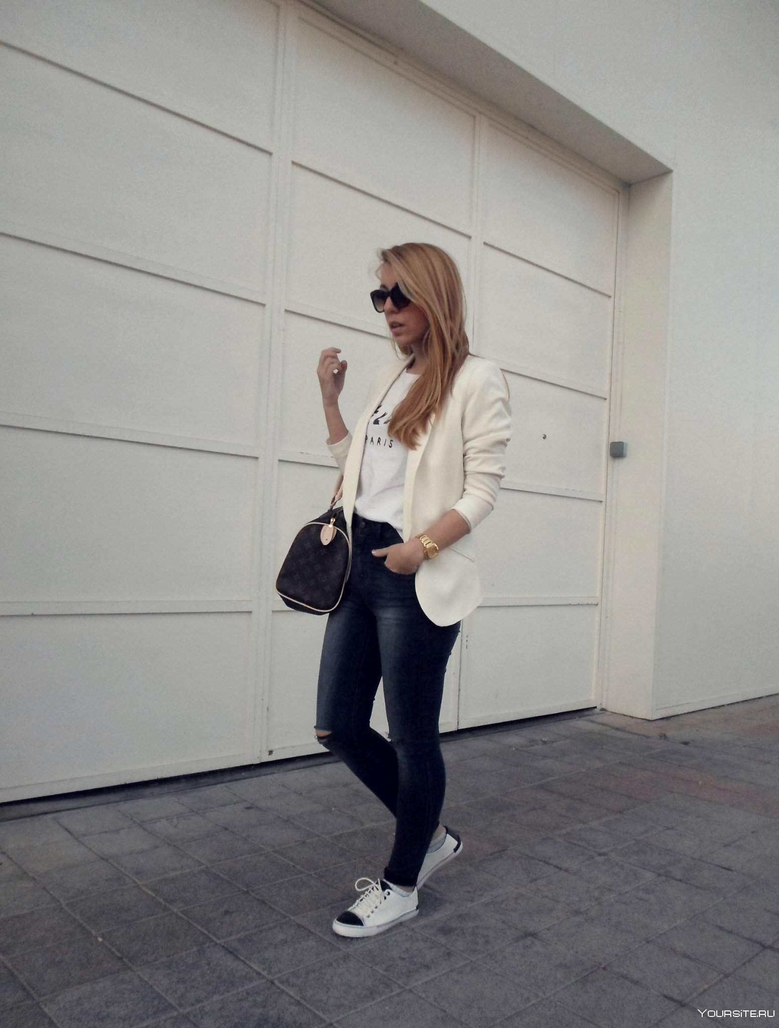 Черные брюки с белыми кедами женские